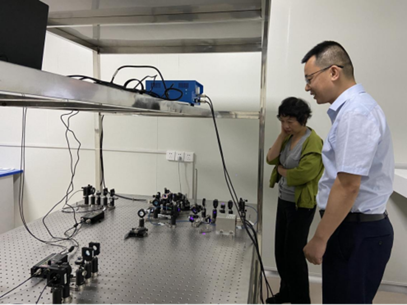安徽大学叶柳教授来我校量子光学实验室指导工作